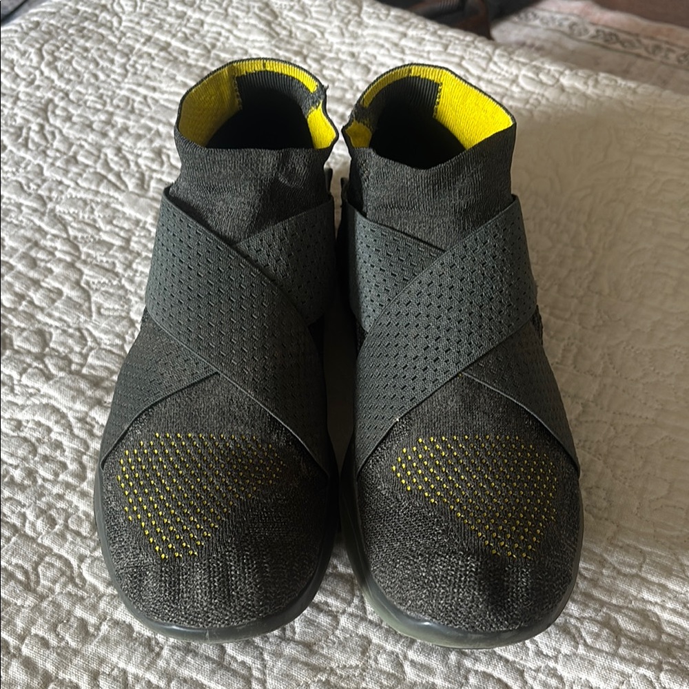 Discontinued Nike Dark green and yellow free run motion cross strap shoes